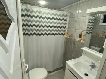  Location d un T2  dans un niveau de villa