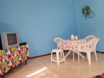 منزل ارضي واسع ومريح لقضاء عطلة هادءة بقرب البحر 