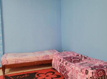 منزل ارضي واسع ومريح لقضاء عطلة هادءة بقرب البحر 