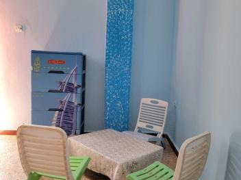 منزل ارضي واسع ومريح لقضاء عطلة هادءة بقرب البحر 