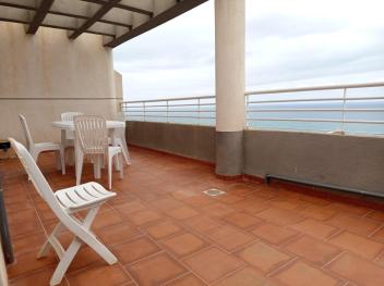 Appartement avec une grande terrasse vue Sur mer.