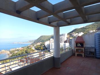 Appartement avec une grande terrasse vue Sur mer.