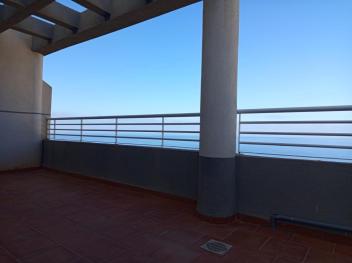 Appartement avec une grande terrasse vue Sur mer.