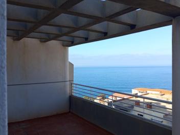 Appartement avec une grande terrasse vue Sur mer.