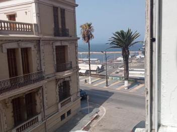 Très belle F2 refait et équipé en plein centre ville d'Oran 