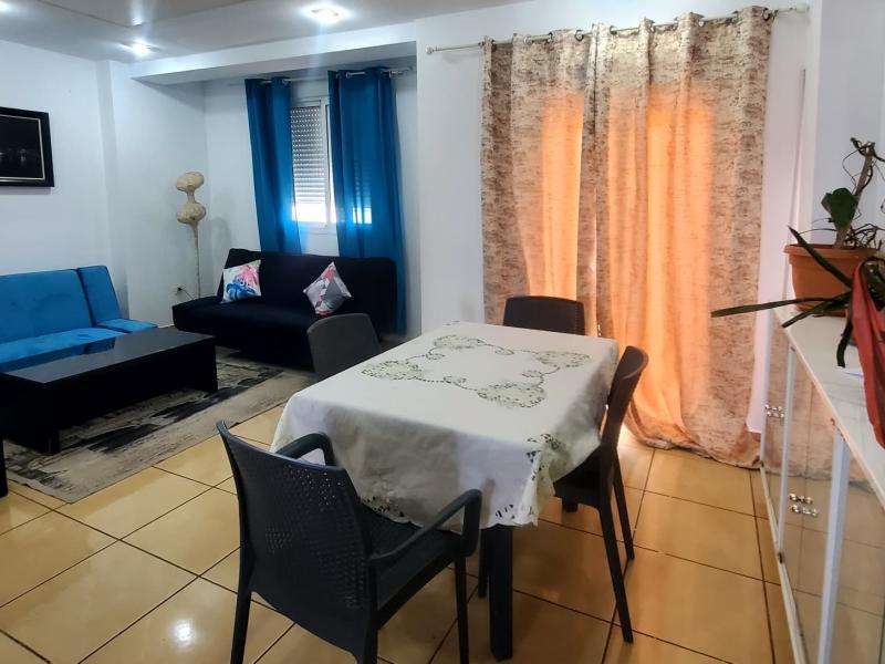 Appartement au centre de la ville avec une vue sur maison interne