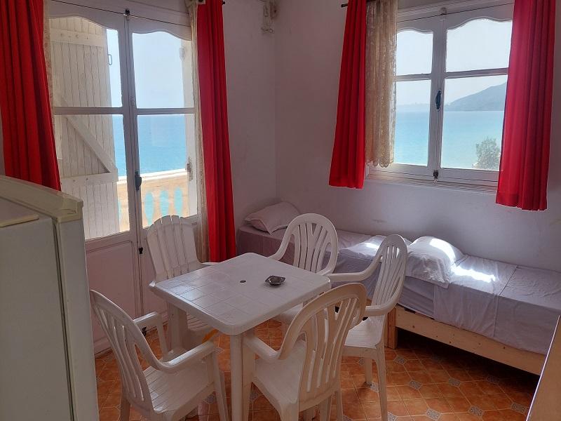 Appartement F2 à Ain El Turk maison portes