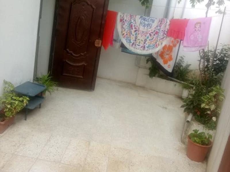 F2 bas de villa dans un quartier propre Chambres
