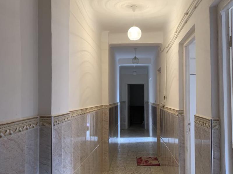 Apparemment,F3 très propre.  maison portes