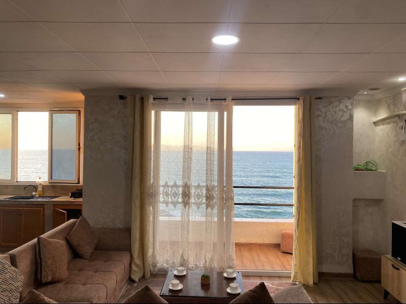 Appartement lumineux face à la mer – TIGHREMT maison portes
