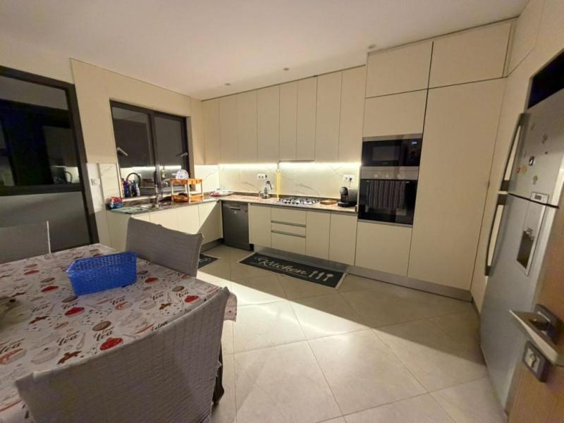 APPARTEMENT 2 EME ETAGE  maison portes