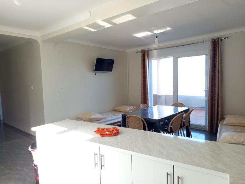 Appartement avec une grande terrasse vue Sur mer. maison portes