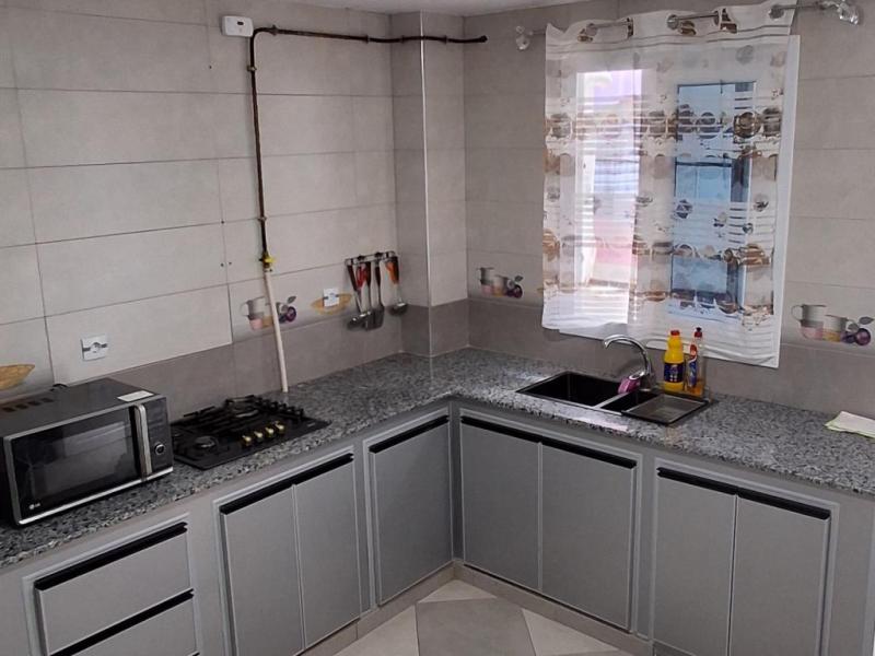 Maison spacieuse avec garage, un endroit calme et sécurisé  maison interne