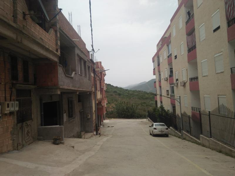 Maison spacieuse avec garage, un endroit calme et sécurisé  maison interne