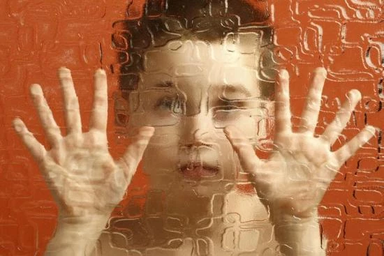 Как определить ребенка с аутизмом? 2024